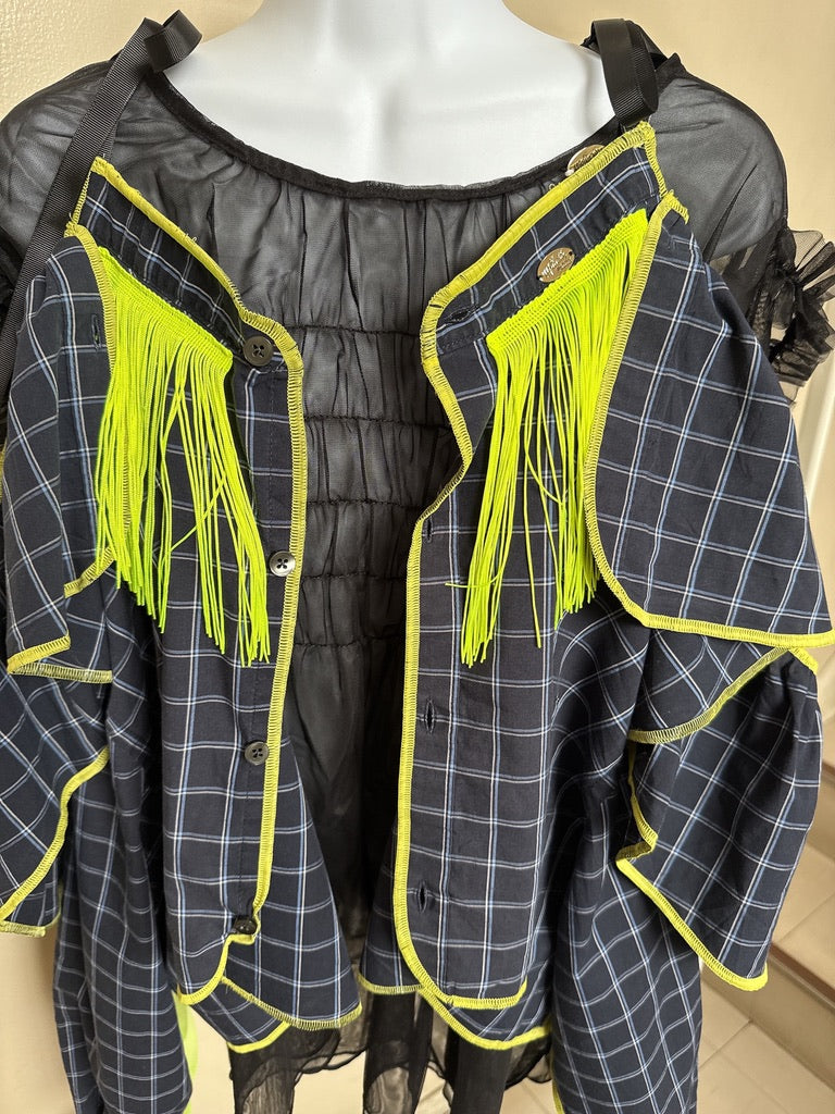 503236 肩リボンフリンジフリル2wayシャツ (紺地に白チェック) Tussles attached plaid tops