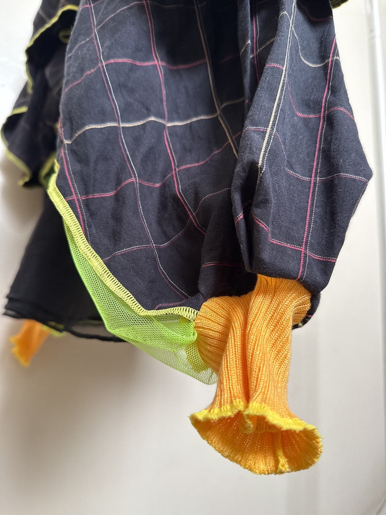 503240 肩リボンフリンジフリル2wayシャツ (黒地に赤チェック) Tussles attached plaid tops
