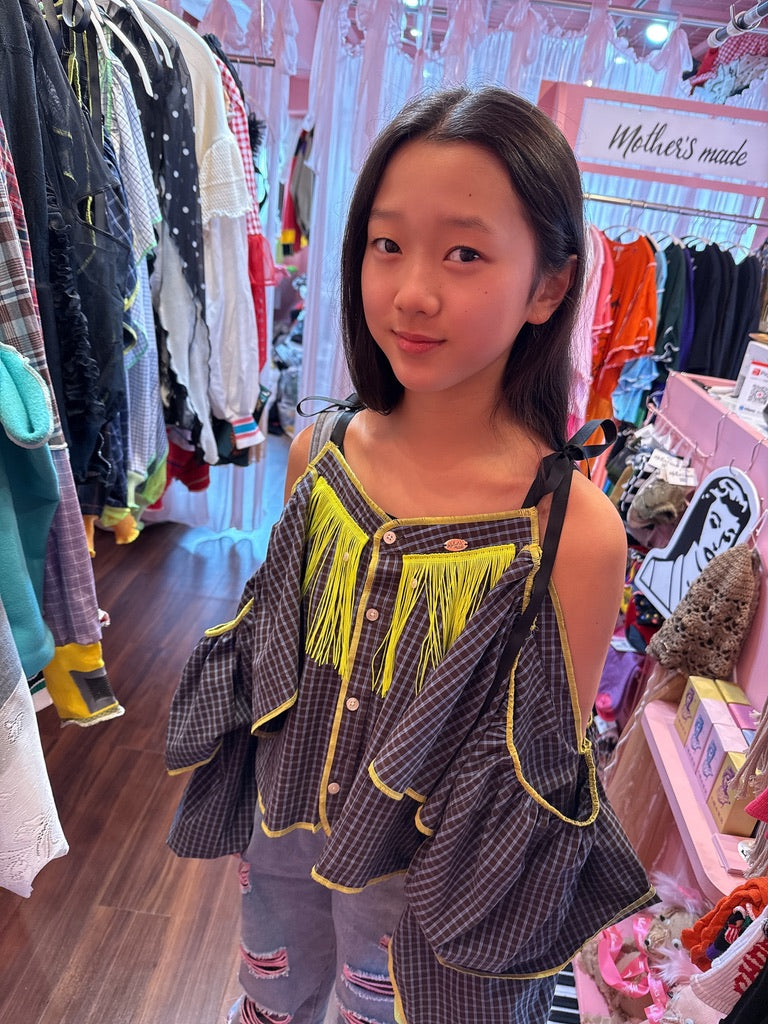503242 肩リボンフリンジフリル2wayシャツ (白地に青チェック) Tussles attached plaid tops