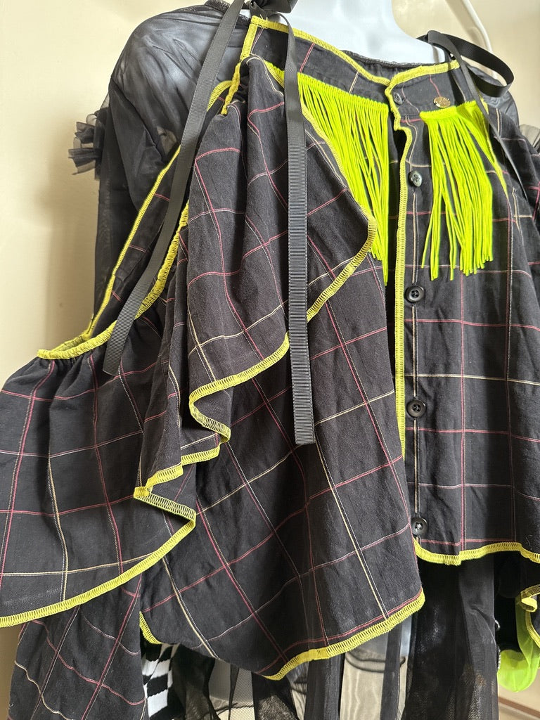 503240 肩リボンフリンジフリル2wayシャツ (黒地に赤チェック) Tussles attached plaid tops