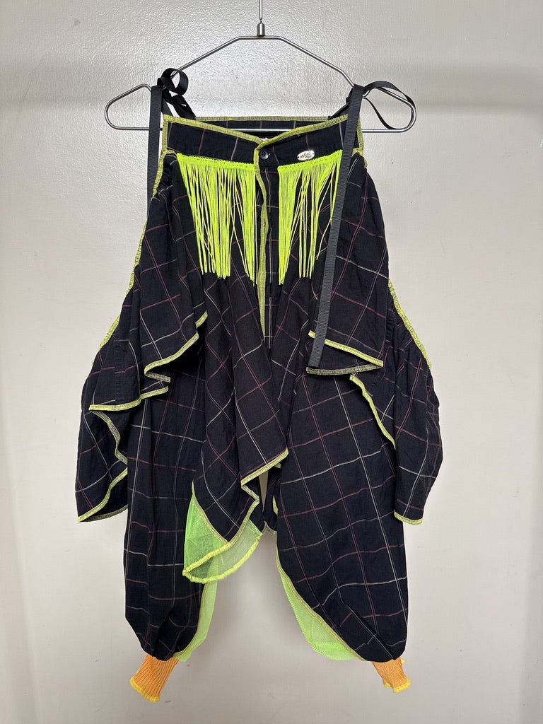 503240 肩リボンフリンジフリル2wayシャツ (黒地に赤チェック) Tussles attached plaid tops