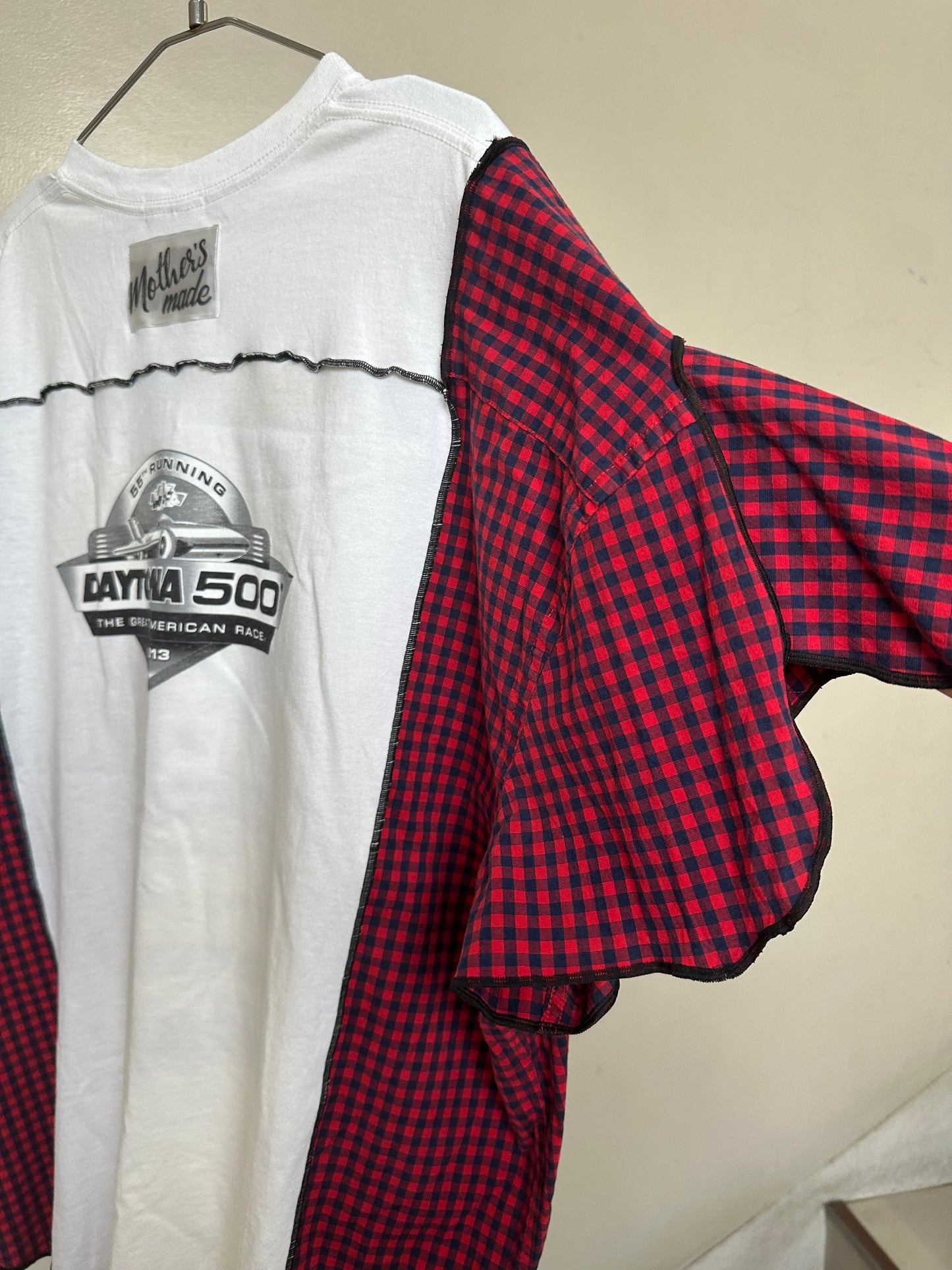 W505210 グラフィックチェックTシャツ