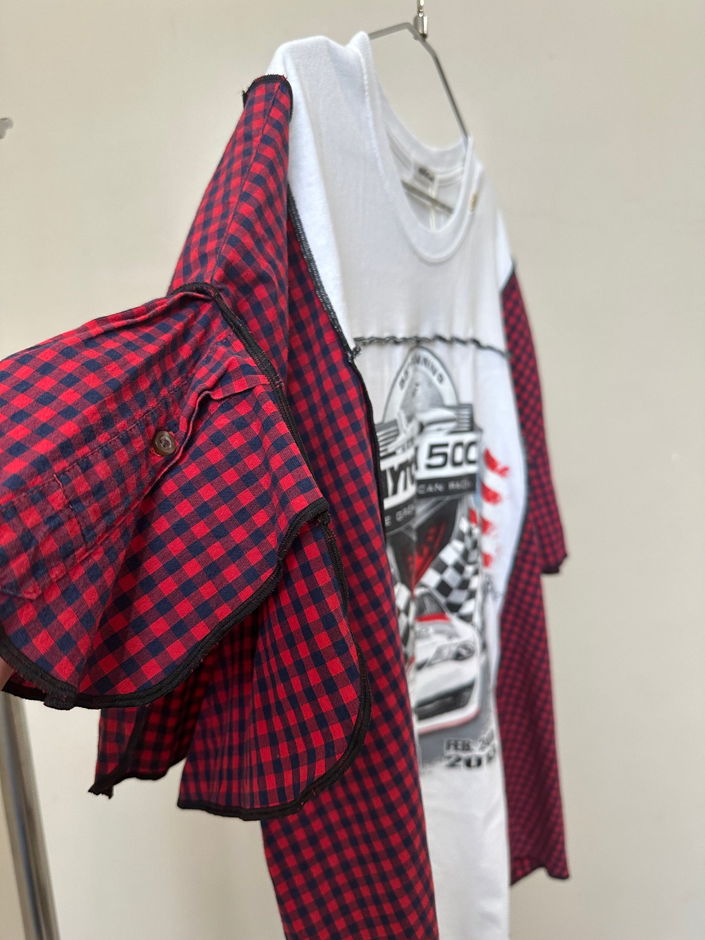 W505210 グラフィックチェックTシャツ