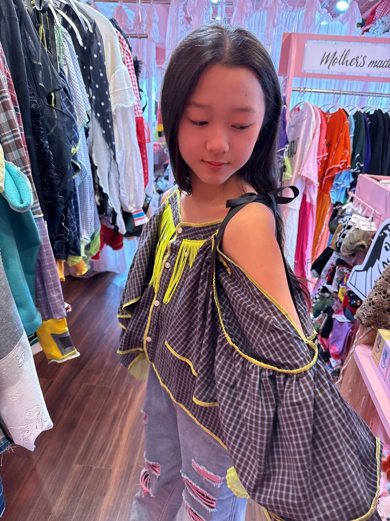 503242 肩リボンフリンジフリル2wayシャツ (白地に青チェック) Tussles attached plaid tops