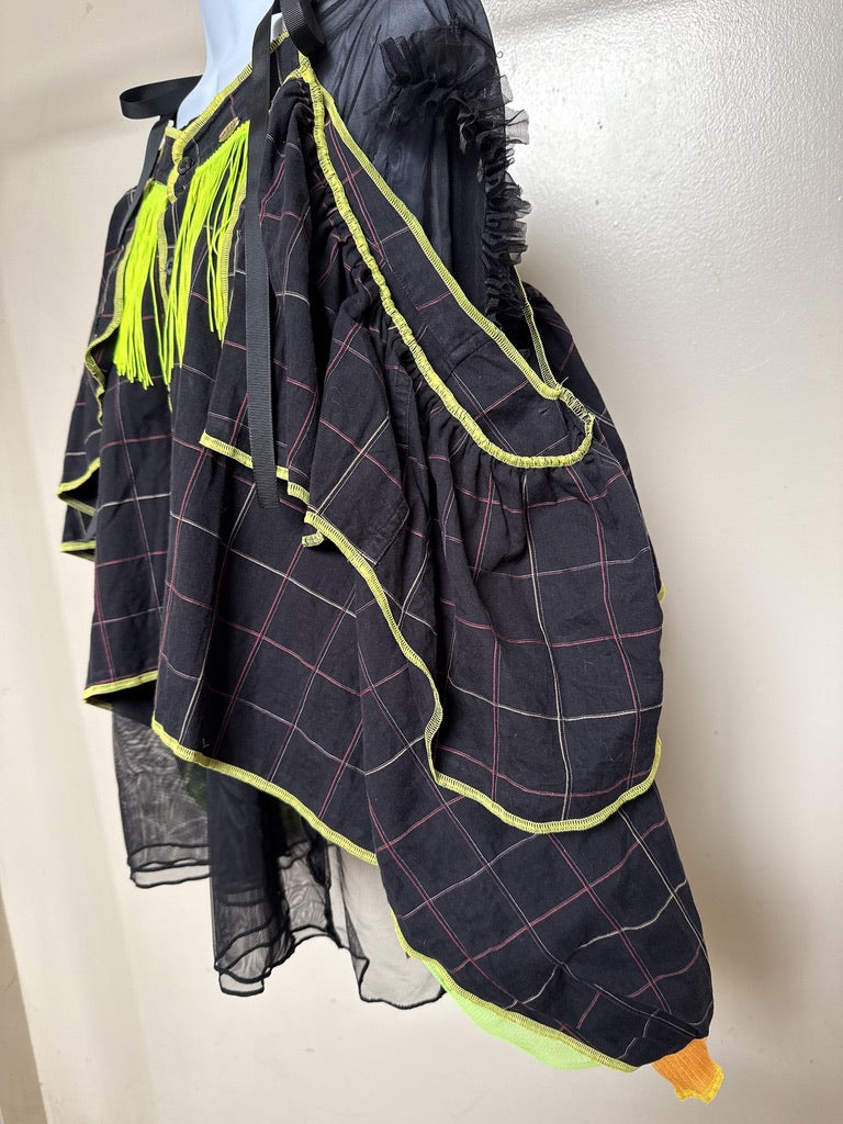 503240 肩リボンフリンジフリル2wayシャツ (黒地に赤チェック) Tussles attached plaid tops