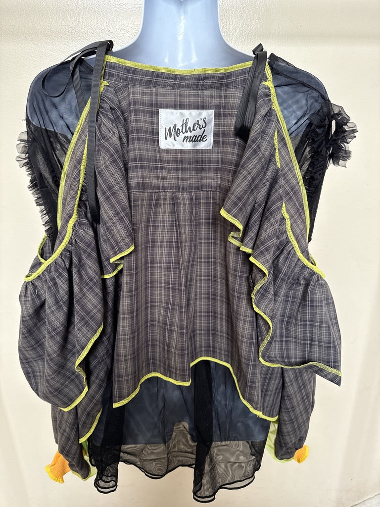 503239 肩リボンフリンジフリル2wayシャツ (茶色に黒チェック) Tussles attached plaid tops