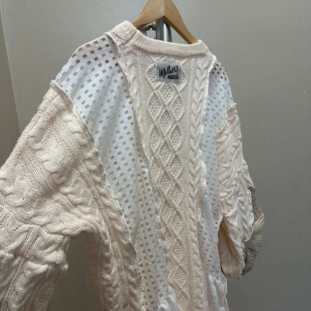 パッチワーク袖のニットセーター