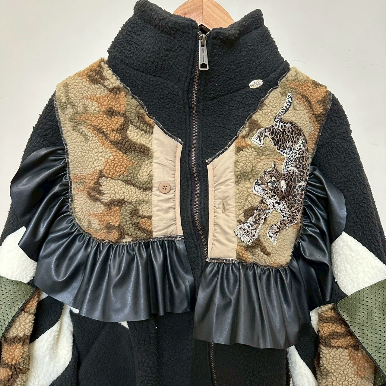 ヒョウ刺繍カモフラージュシェルパジャケット