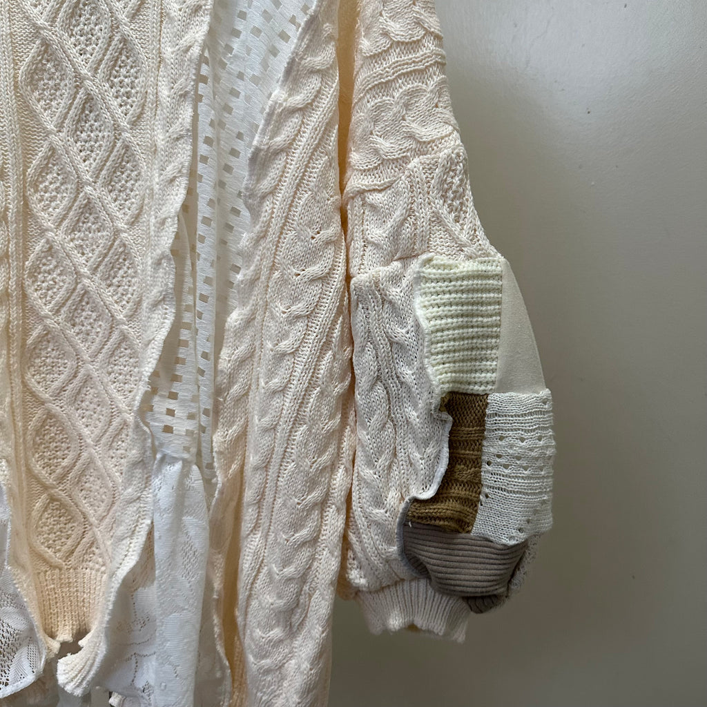 パッチワーク袖のニットセーター