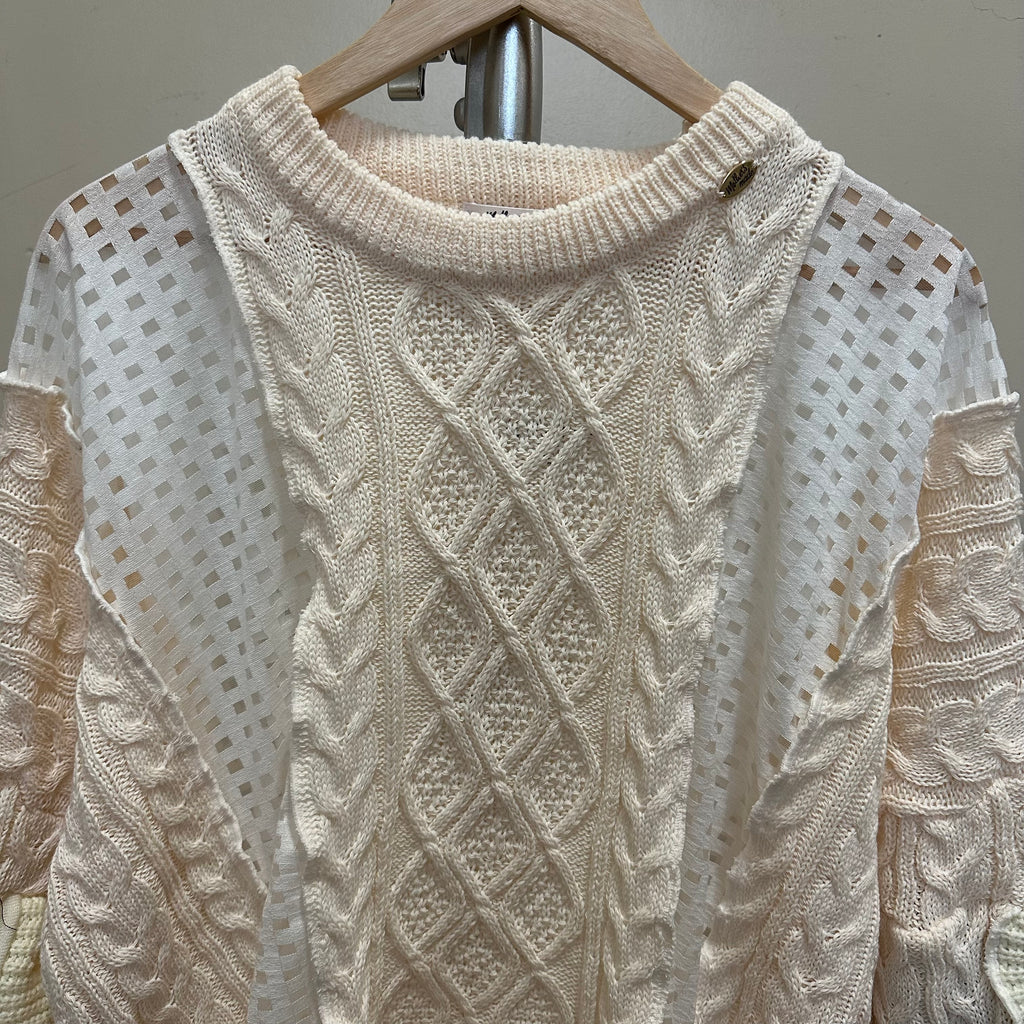 パッチワーク袖のニットセーター