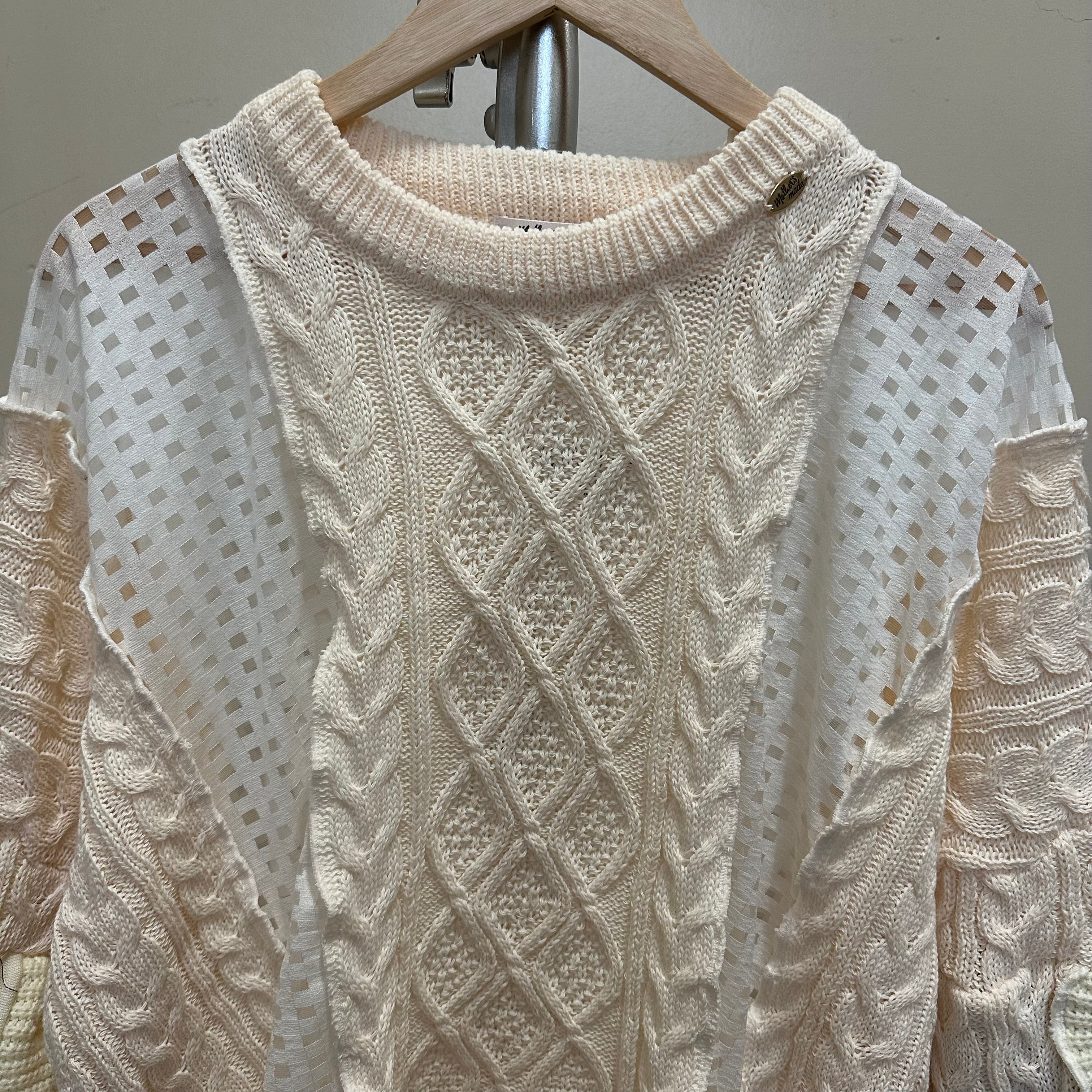 パッチワーク袖のニットセーター