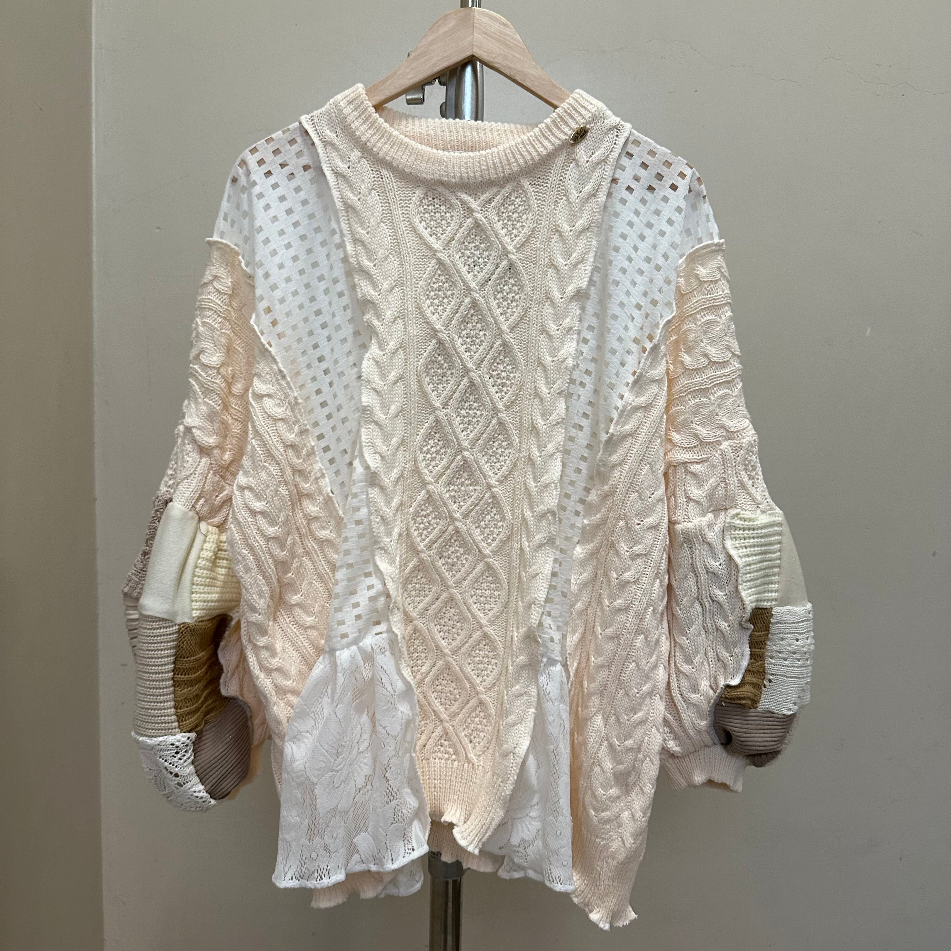 パッチワーク袖のニットセーター