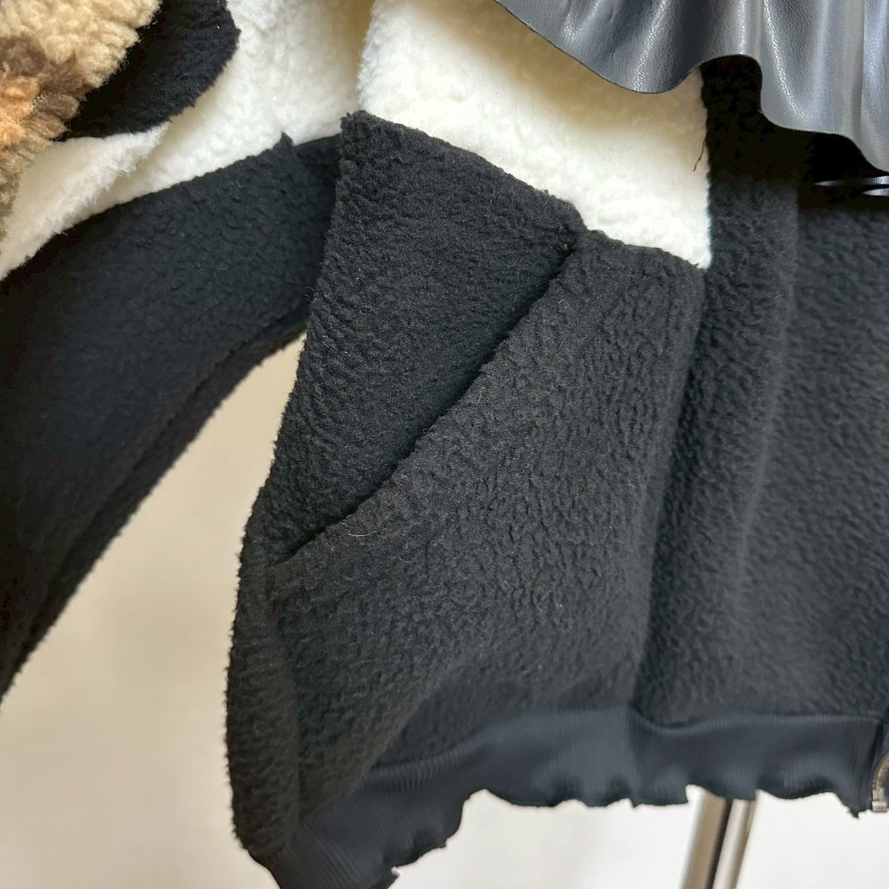 ヒョウ刺繍カモフラージュシェルパジャケット