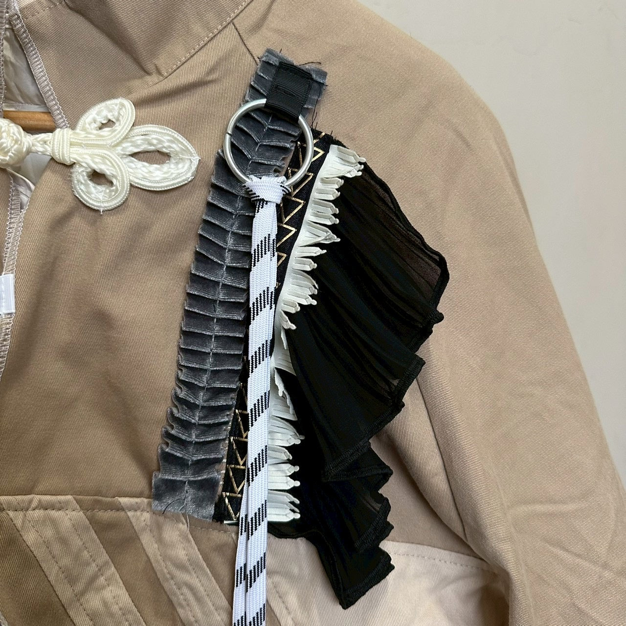 チャイナボタンチュール付きボレロジャケット 2点セット (ベージュ)