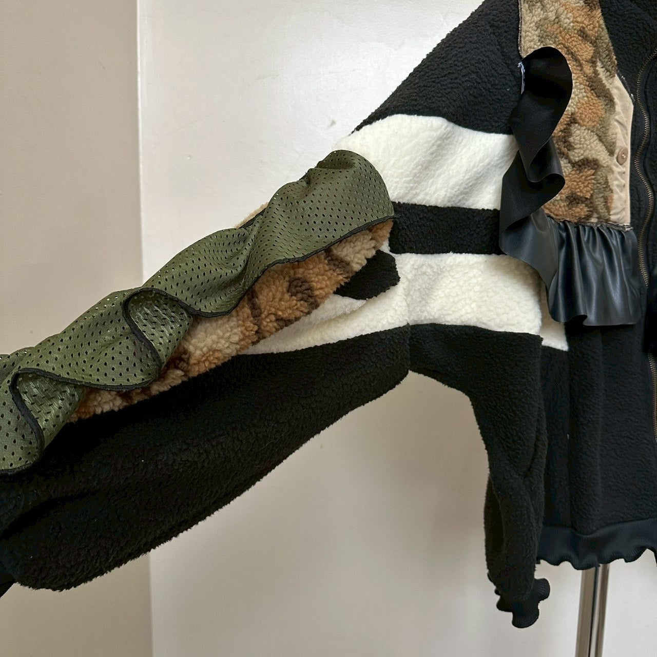 ヒョウ刺繍カモフラージュシェルパジャケット