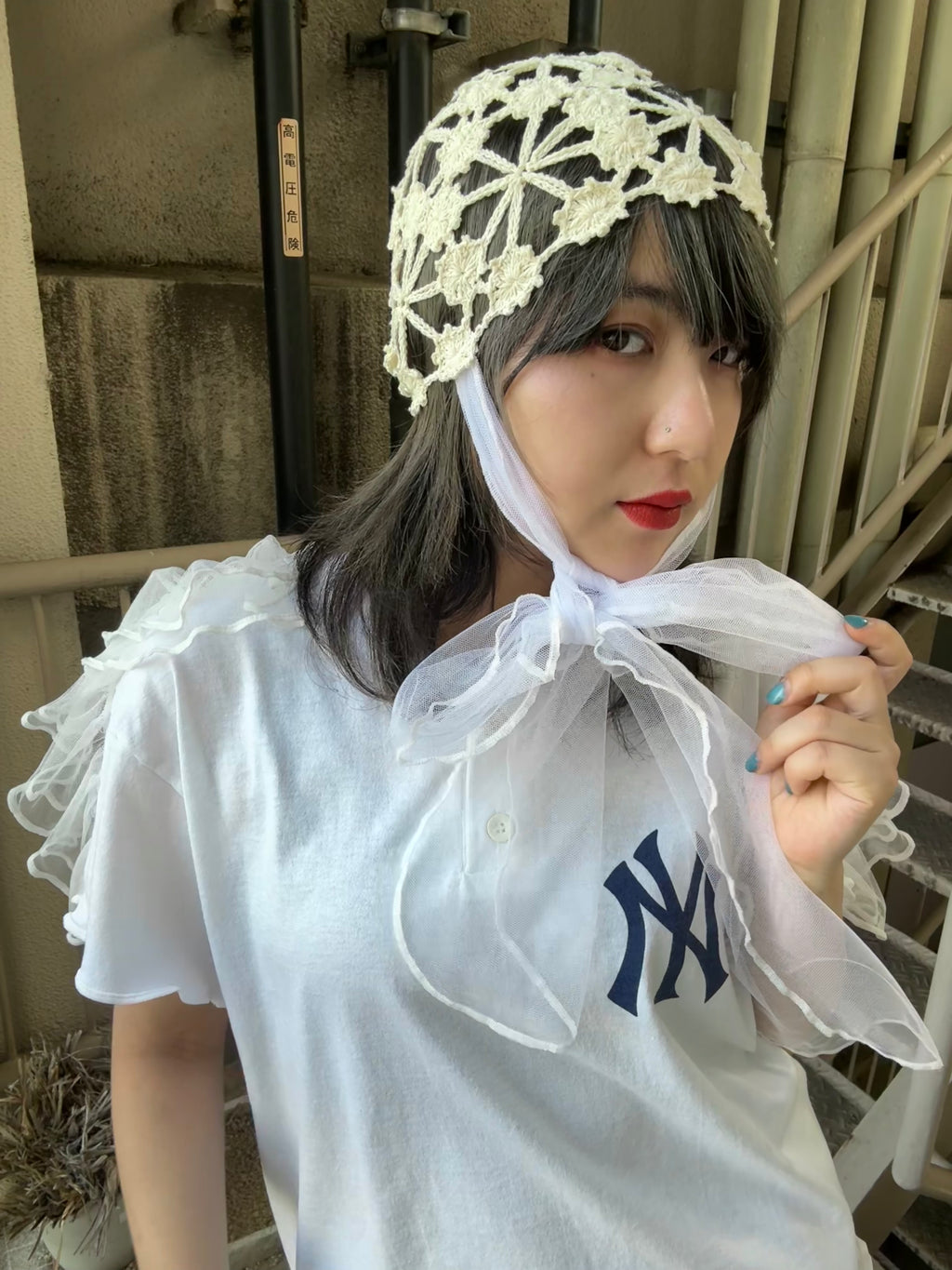 肩フリル付き半袖Tシャツ