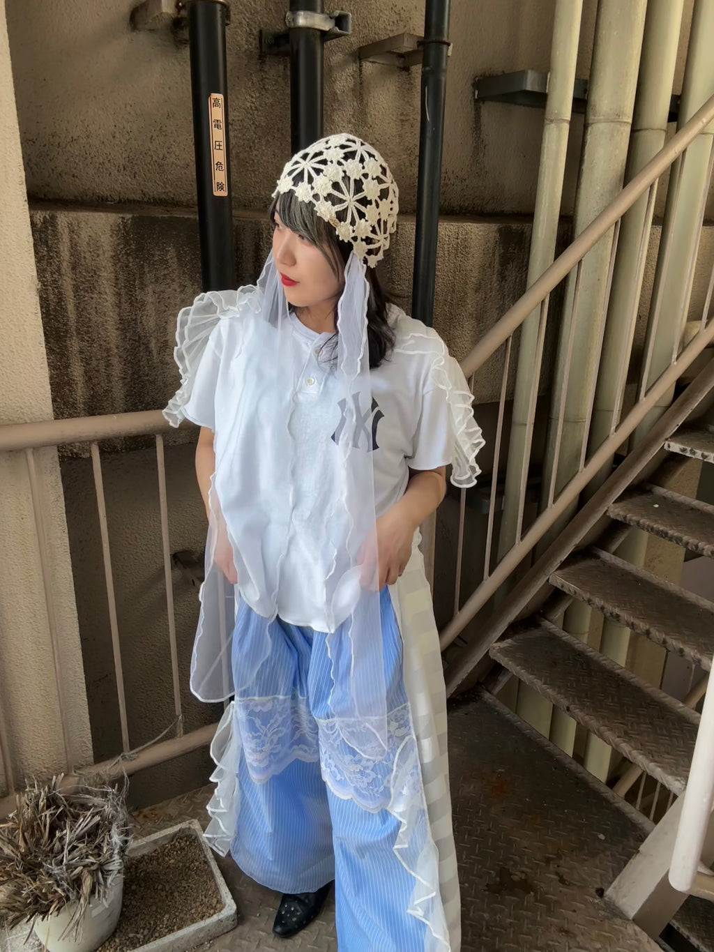 肩フリル付き半袖Tシャツ