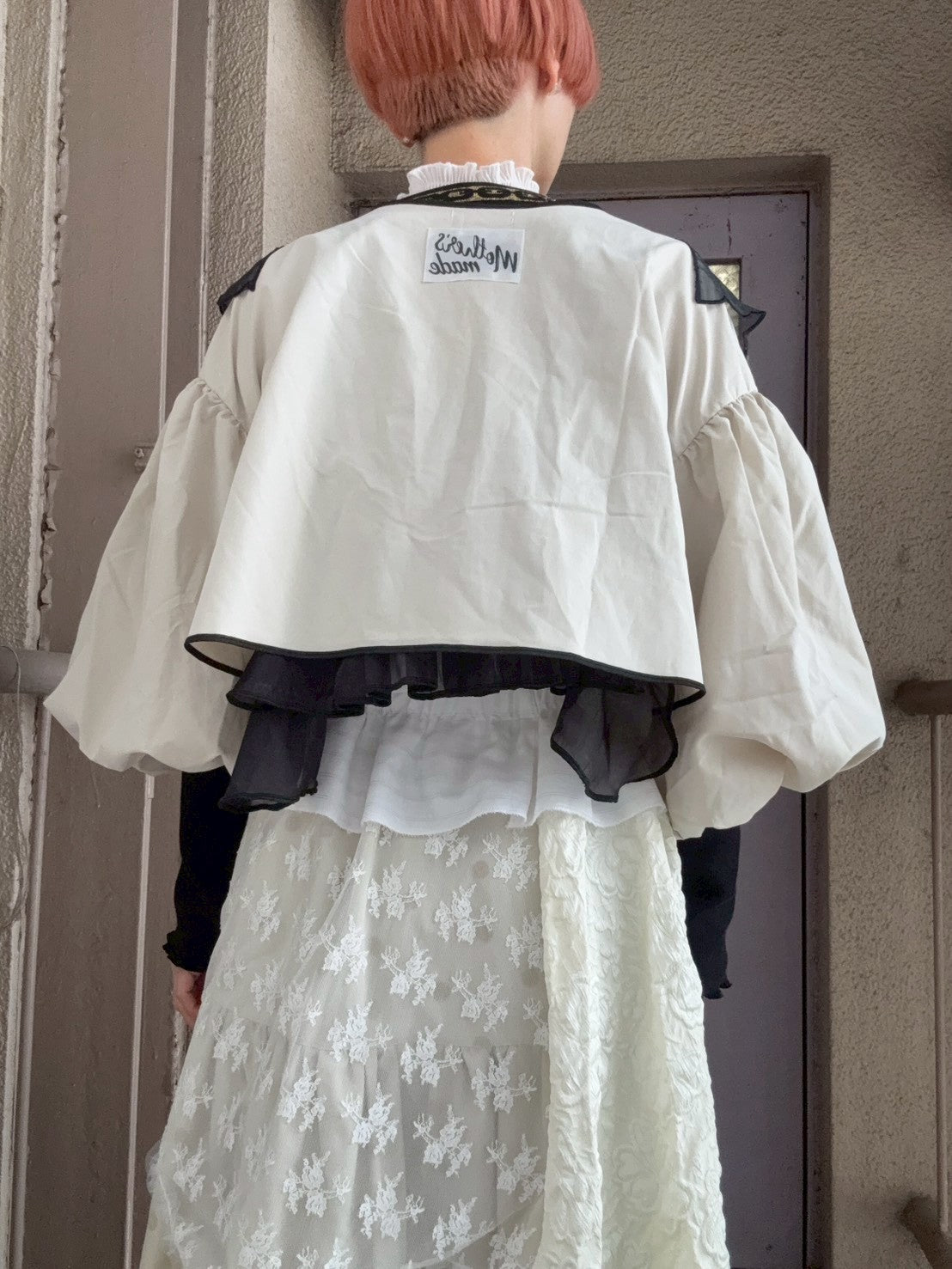 黒レース＆袖口リブのベージュショートアウター