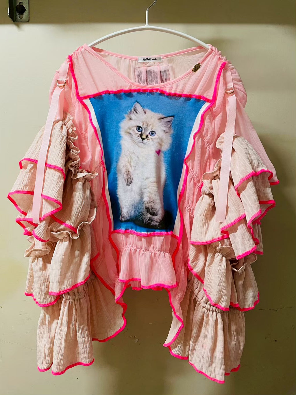 ねこピンクフリルプルオーバー